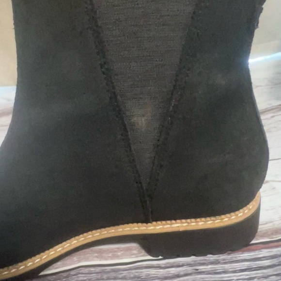 TOMS Cleo Water Resistant Black Distressed Leather Chelsea Bootie - Picture 6 of 6